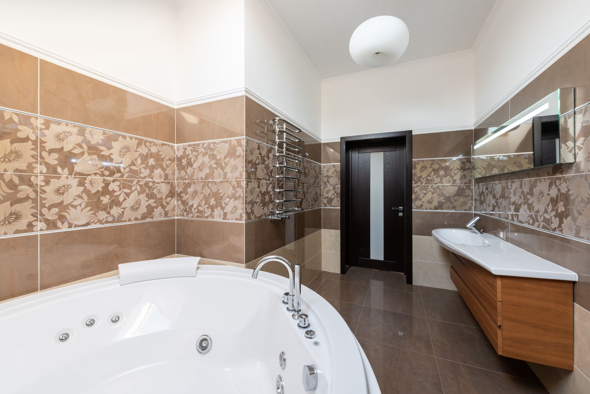Bathroom with corner tub and patterned feature tile